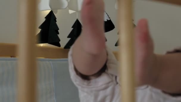 Piedi e dita dei bambini primo piano — Video Stock