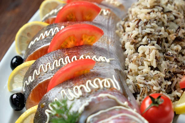 Чучело рыбы с овощами и рисом. меню питания — стоковое фото