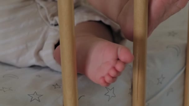 Piedi e dita dei bambini primo piano — Video Stock