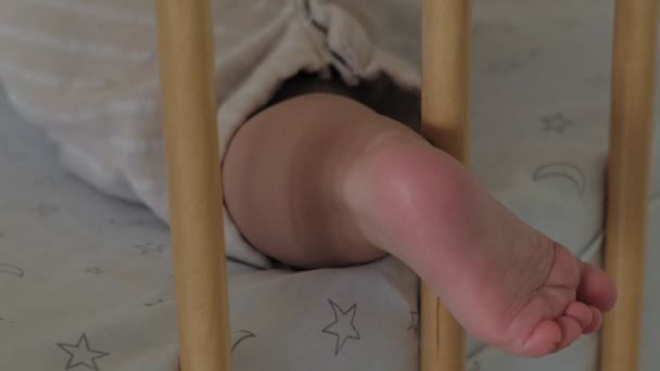 Детские ноги и пальцы крупным планом — стоковое видео