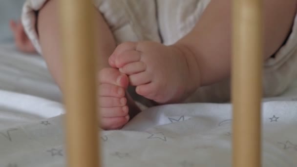 Childrens feet and fingers close-up — Stock Video