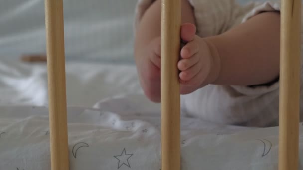 Childrens feet and fingers close-up — Stock Video