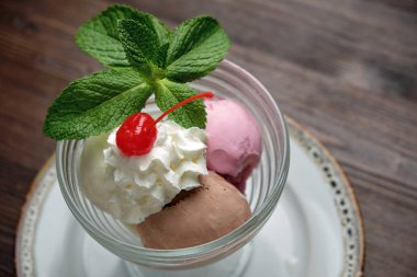 Renkli dondurma topları. Restoran menüsü