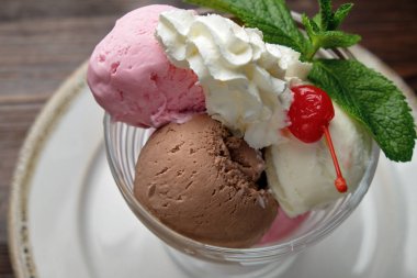 Renkli dondurma topları. Restoran menüsü