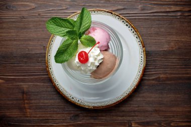 Renkli dondurma topları. Restoran menüsü