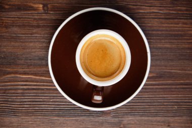 Kahverengi ahşap arka plan üzerinde Kapuçino. Menü