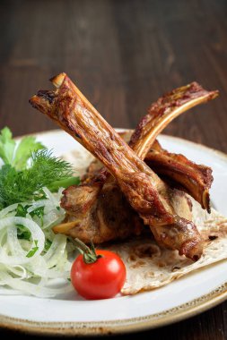 Sebze ve otlar ile kemik şişler. catering menüsü