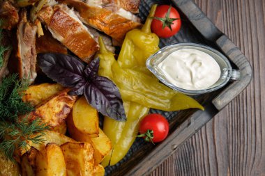 Sebze ve patates ile kemiklerüzerinde Barbekü . catering menüsü