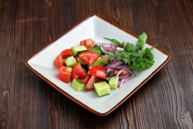 Yeşillikli sebze salatası. catering menüsü