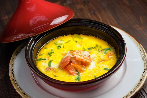 Vissoep in een pot met een rode deksel. Catering menu — Stockfoto