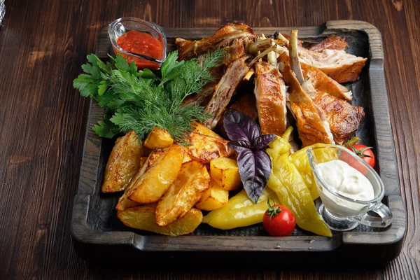 Grill na kościach z warzywami i ziemniakami. menu cateringowe — Zdjęcie stockowe