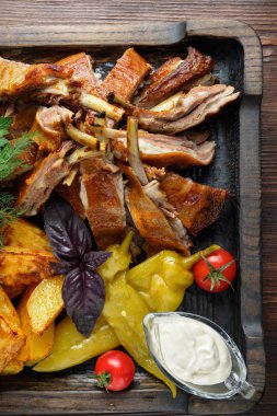 Sebze ve patates ile kemiklerüzerinde Barbekü . catering menüsü