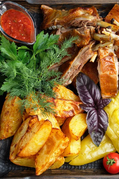 Barbacoa en los huesos con verduras y patatas. menú de catering — Foto de Stock