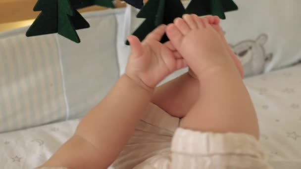 孩子在婴儿床上玩手机. — 图库视频影像