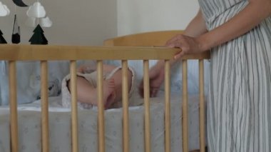 Anne bebeği beşikteki butiklerden besliyor.