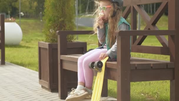 Okul öncesi kız dondurma yiyor — Stok video