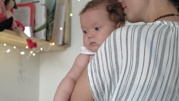 Moeder knuffels de baby meisje en kusjes haar — Stockvideo