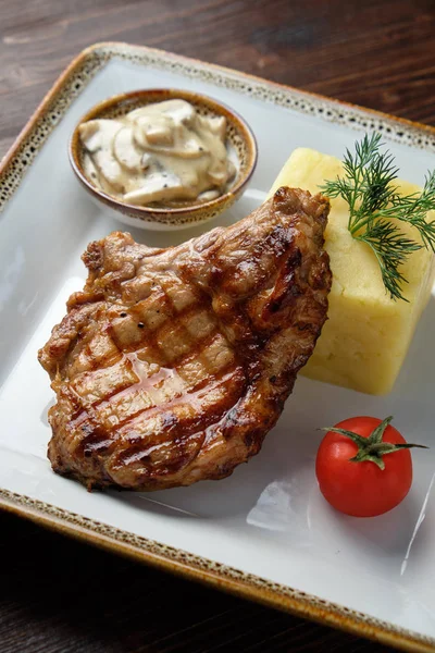 Filete en el hueso con salsa roja. menú del restaurante — Foto de Stock