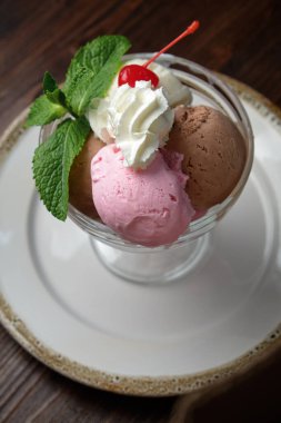 Renkli dondurma topları. Restoran menüsü