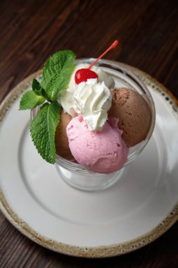 Renkli dondurma topları. Restoran menüsü