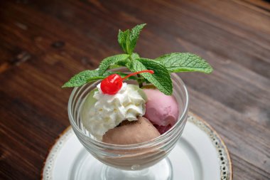 Renkli dondurma topları. Restoran menüsü