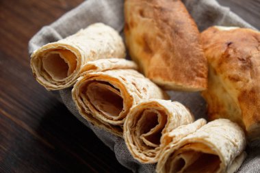 Bir ekmek sepetinde farklı türde Pide ekmek . restoran menüsü