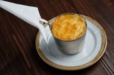 Güveçte Julienne. yemek menüsü