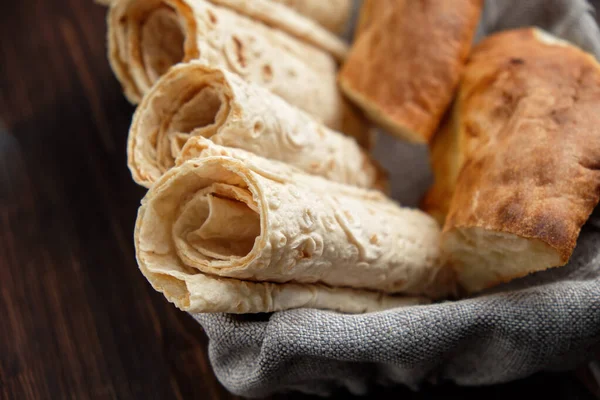 Bir ekmek sepetinde farklı türde Pide ekmek . restoran menüsü