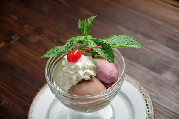 Renkli dondurma topları. Restoran menüsü