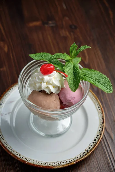 Renkli dondurma topları. Restoran menüsü