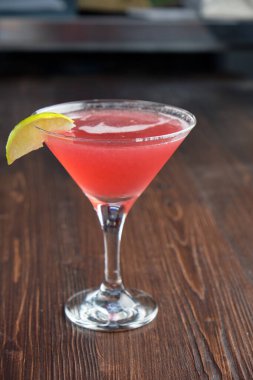 Farklı alkollü kokteyller. yemek menüsü