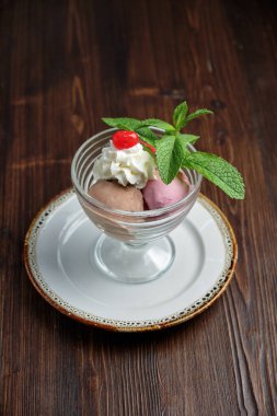 Renkli dondurma topları. Restoran menüsü