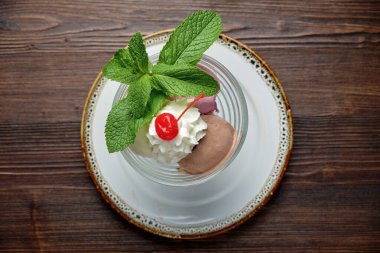 Renkli dondurma topları. Restoran menüsü