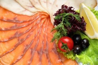 Beyaz ve kırmızı balık kahverengi ahşap bir arka plan üzerinde ince dilimler halinde dilimlenmiş. restoran menüsü