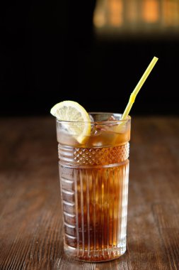 Farklı alkollü kokteyller. yemek menüsü