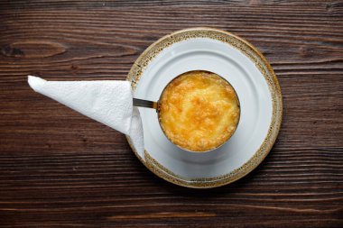 Farklı alkollü kokteyller. yemek menüsü