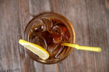 Farklı alkollü kokteyller. yemek menüsü