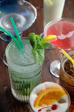 Farklı alkollü kokteyller. yemek menüsü