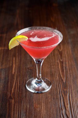 Farklı alkollü kokteyller. yemek menüsü