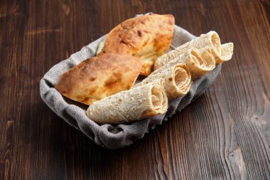 Bir ekmek sepetinde farklı türde Pide ekmek . restoran menüsü