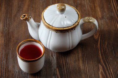 Koyu ahşap arka plan üzerinde çaydanlıklarda farklı çay. catering menüsü