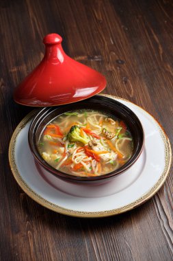 Kırmızı bir tencerede brokoli çorbası. yemek menüsü