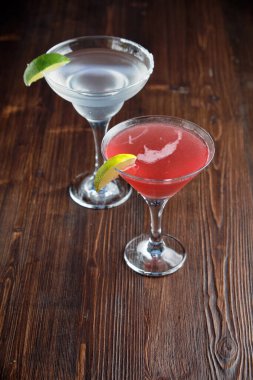 Farklı alkollü kokteyller. yemek menüsü