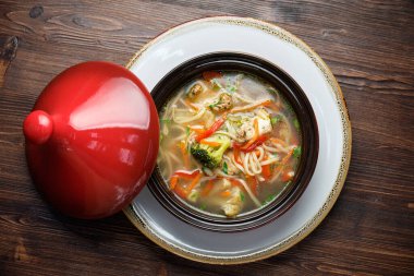 Kırmızı bir tencerede brokoli çorbası. yemek menüsü