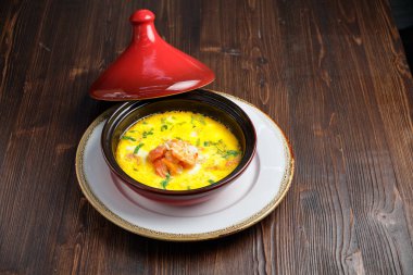 Kırmızı kapaklı bir tencerede balık çorbası. catering menüsü