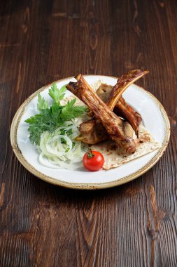 Farklı alkollü kokteyller. yemek menüsü