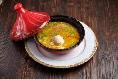 Kırmızı kapaklı bir tencerede balık çorbası. catering menüsü