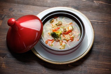 Kırmızı bir tencerede brokoli çorbası. yemek menüsü