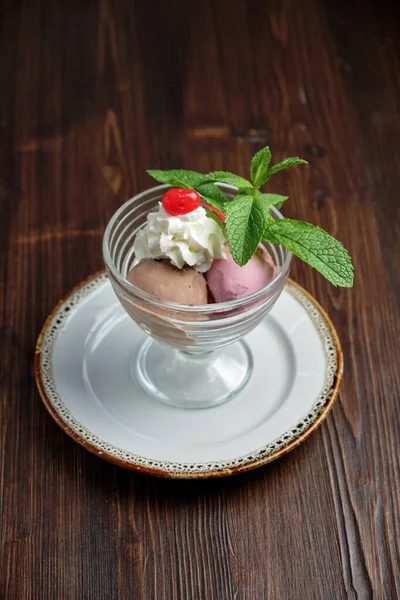 Renkli dondurma topları. Restoran menüsü