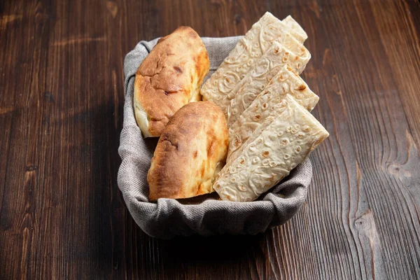 Pita brood van verschillende soorten in een brood mandje. Restaurant menu — Stockfoto